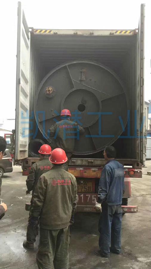 2.jpg 廢油過濾設備裝箱現場