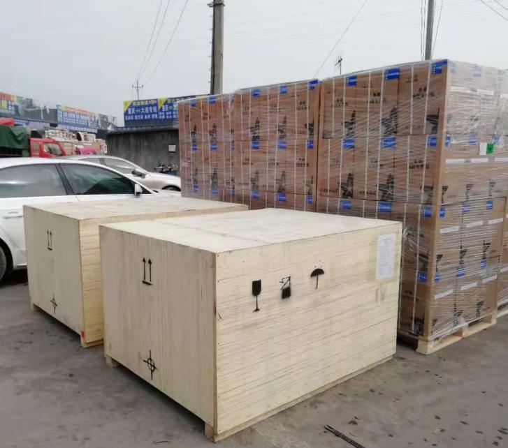 112.jpg 新疆油處理廠4臺(tái)精密濾油機(jī)交貨現(xiàn)場(chǎng)