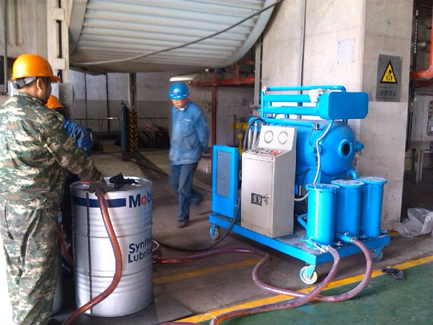 09-潤滑油濾油機(jī)使用現(xiàn)場.jpg 潤滑油濾油機(jī)使用現(xiàn)場