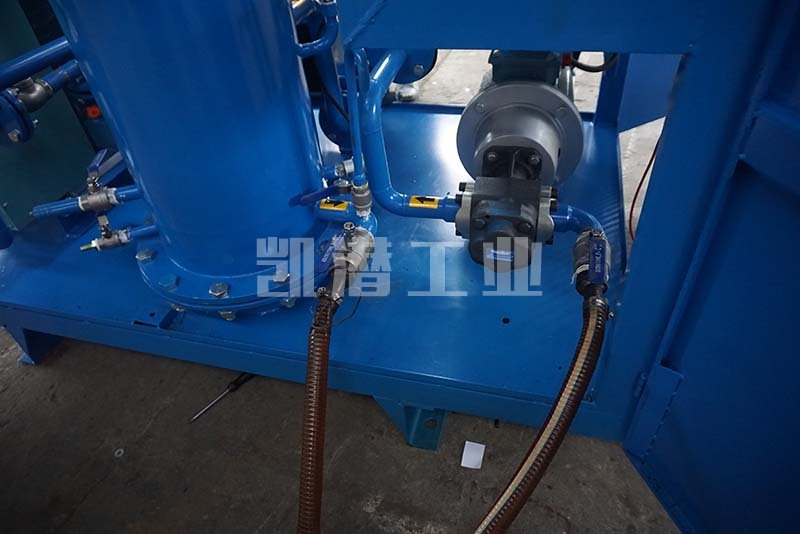 潤(rùn)滑油真空凈油機(jī) 潤(rùn)滑油真空凈油機(jī)